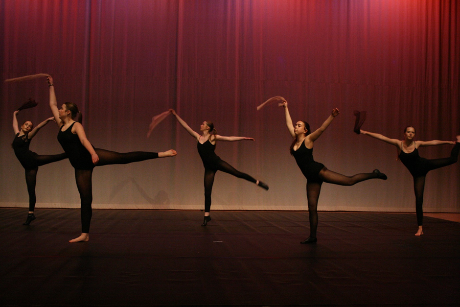 group practising theri contemporary dance piece