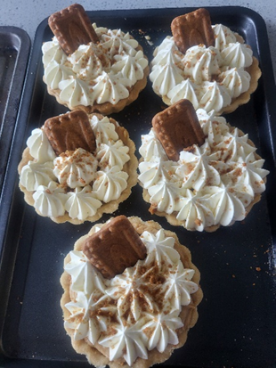 a tray of five merringues