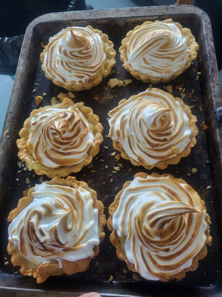 a tray of six merringues