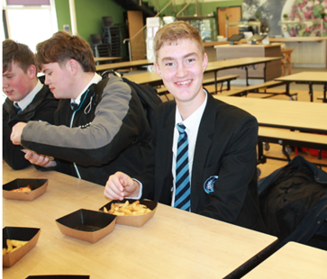 Students enjoying pizza at the Spring 2024 Rewards Event